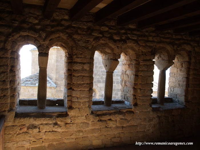 INTERIOR TORRE DE LA REINA: VENTANAS GEMINADAS